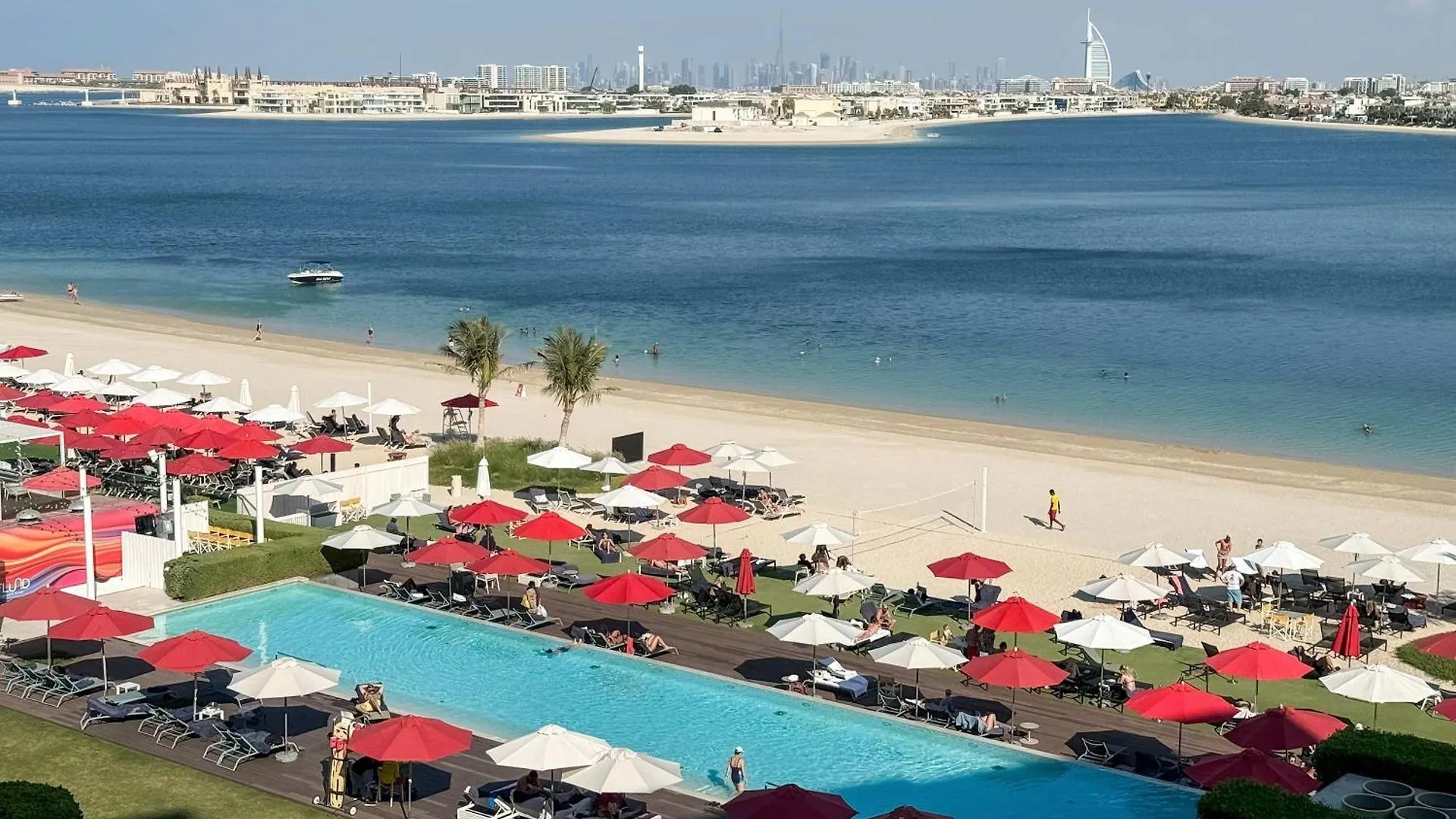 Spacious Beachfront 2 Bedroom Apartment - The 8 contacts